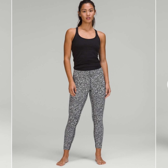 Like New Lululemon InStill Bundle. Size Top 6/Bottoms 4 - Picture 12 of 12